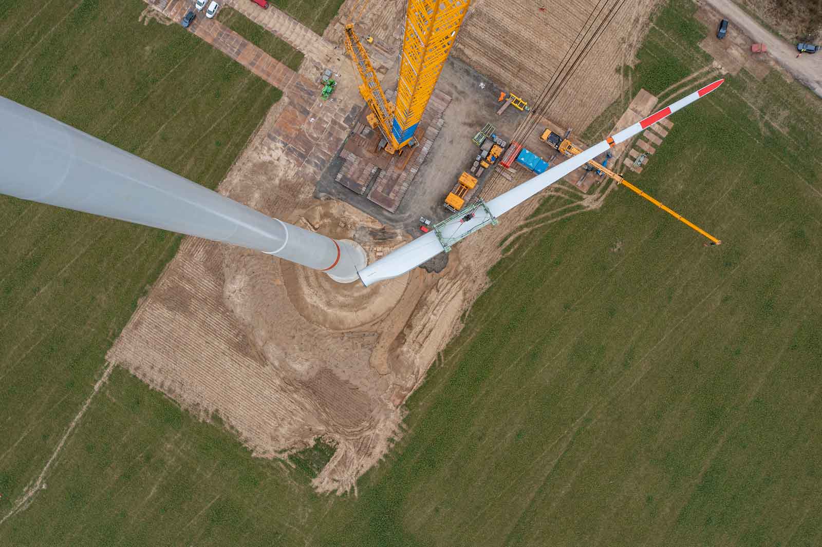 Ein Windpark von RWE im Bau auf einem Anbaufeld.